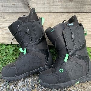 Burton Woman’s Mint snowboard boots size 6